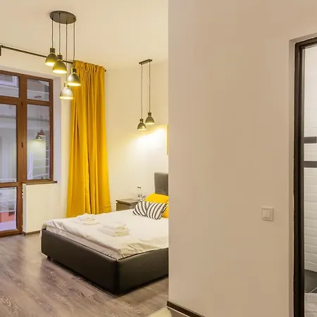 Chateau: Upscale In Bucharest's Historical Center! 布加勒斯特