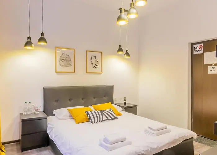 Chateau: Upscale In Bucharest's Historical Center! 布加勒斯特