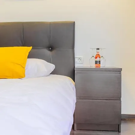 Chateau: Upscale In Bucharest's Historical Center! Lejlighedshotel