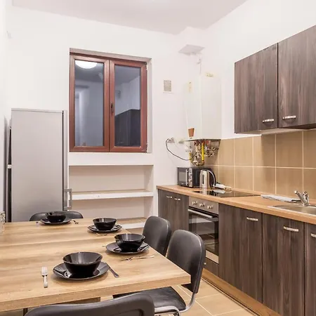 Chateau: Upscale In Bucharest's Historical Center!