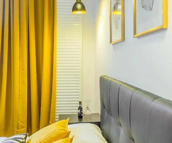 Chateau: Upscale In Bucharest's Historical Center! מלון דירות 3*