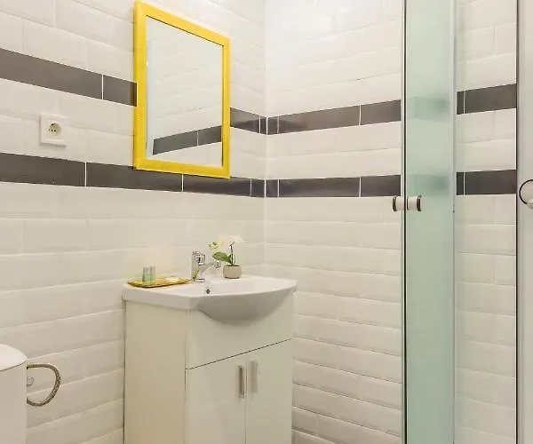 Chateau: Upscale In Bucharest's Historical Center! 3*