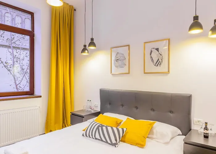 Chateau: Upscale In Bucharest's Historical Center! 3* בוקרשט